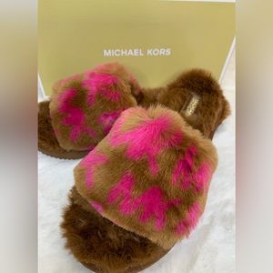 MICHAEL MICHAEL KORS
Janis logo faux-fur slides